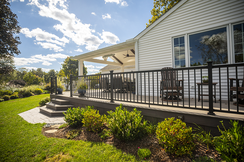 Black aluminum deck railing